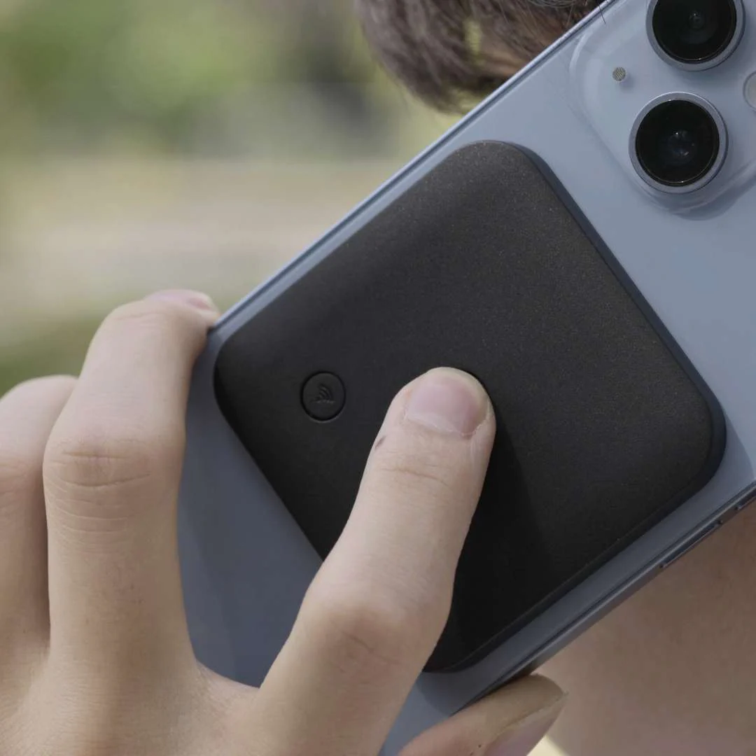 Gros plan sur VodiLink aimanté au dos d'un téléphone pendant un appel